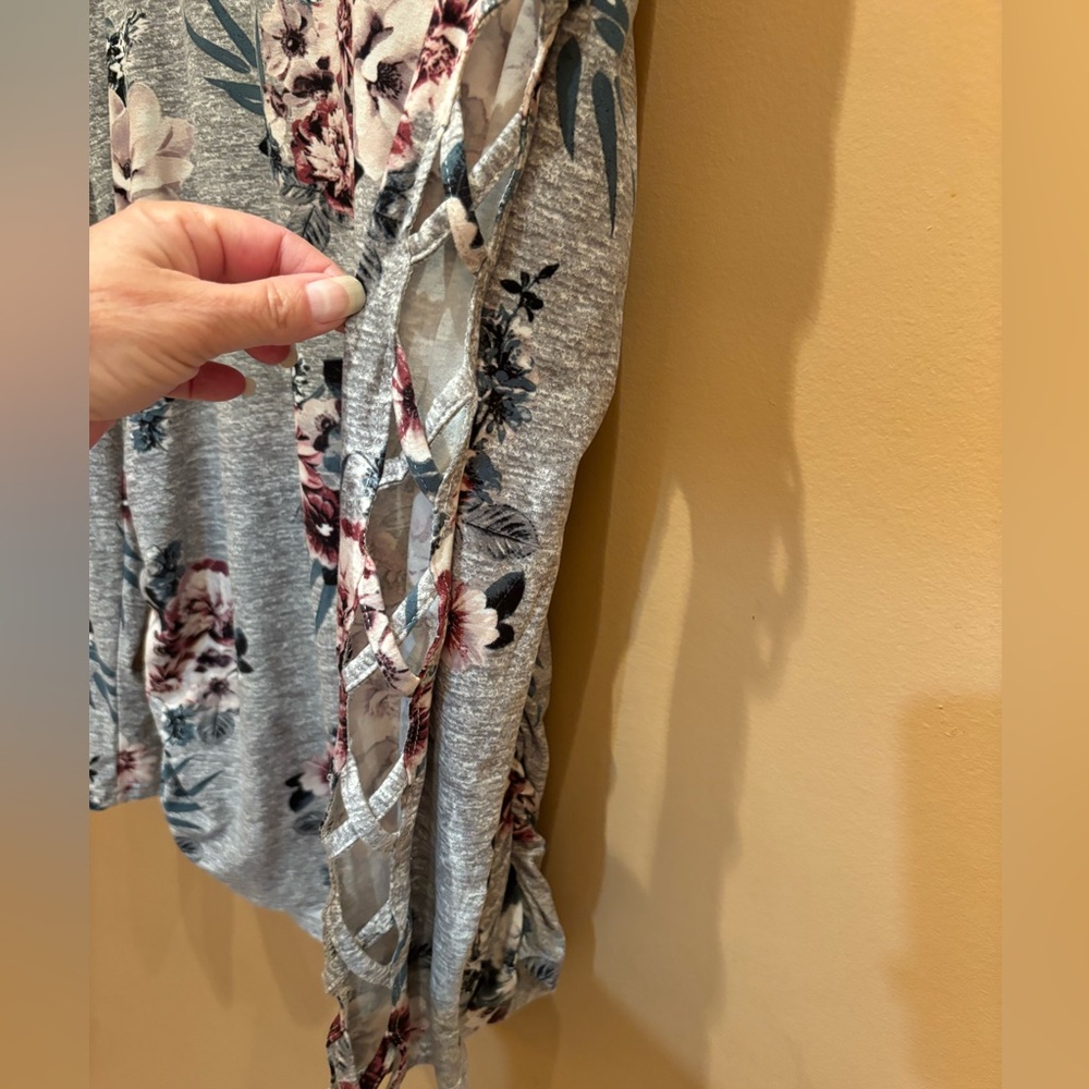 EMMA'S EXPRESSIONS Floral Long Cutout Sleeve ruched sides Maternity Top Size XL - Picture 4 of 7